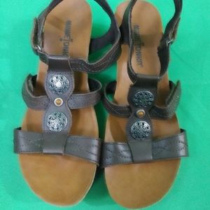 MinneTonka Women's Sandals